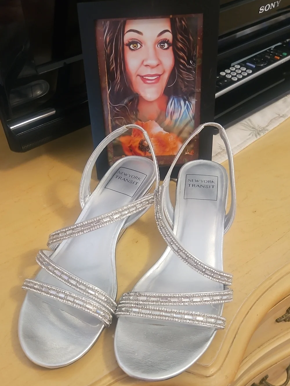 Sandals Embellished W  Stones Silver 8.5 Med Like New Low Heal By NY TRANSIT